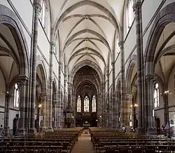 Vue intérieure de la nef vers le chœur.