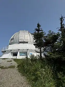 L'Observatoire du mont Mégantic (OMM) est situé à environ 1 100 mètres d'altitude.