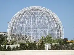 La volière vue depuis l'extérieur du parc