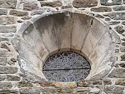 Oculus au-dessus du portail d'entrée.