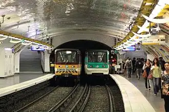 Rame MF 67 quittant la station lors du passage de la rame spéciale Convoi d'Auteuil, vers l'atelier de maintenance de la ligne&nbsp;10.