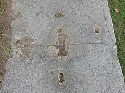 Détail du stylobate, marque d'une agrafe d'assemblage de deux blocs