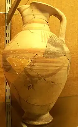 Œnoché à décor pseudo-ionien.