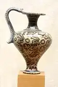 Œnochoé minoenne trouvée en Égypte. Crète, Minoen moyen, 1500 AEC. H. 25 cm. Style marin
