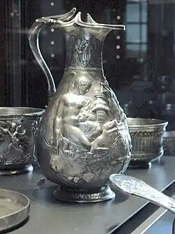 Œnochoé aux Victoires sacrifiant. Villa de la Pisanella, Boscoreale. Argent partiellement doré. H. 24&nbsp;cm. 75-100 EC. Louvre