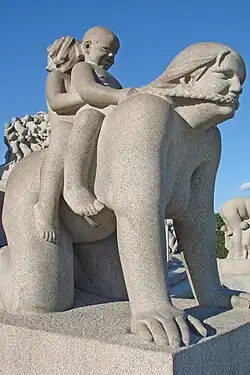 Enfants à cheval sur le dos d'une femme