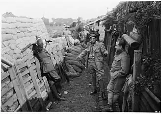 Officiers britanniques dans les tranchées dans le secteur de Fauquissart, novembre 1917.