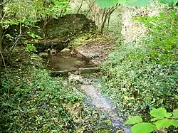 Lavoir de la Fontaine Rouge, à l'ouest du village.