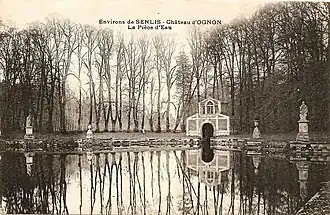 Le miroir d'eau du parc et l’embarcadère.