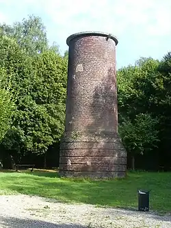 Vestige (cheminée?) de l'ancienne glacerie.