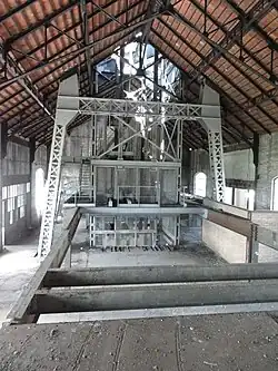 Le chevalement du puits no&nbsp;9 sous la toiture.