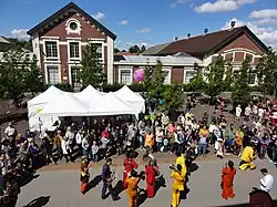 Les bureaux et les bains-douches.