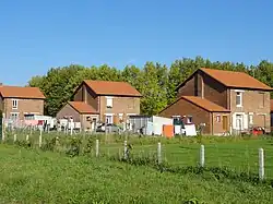 Un alignement d'habitations rénovées.