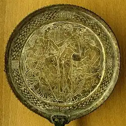 Miroir étrusque gravé, bronze, IVe – IIIe siècle av. J.-C. Musée du Louvre.