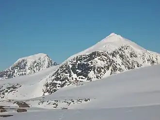Vue de l'Oksskolten à gauche et de l'Okstinden à droite, depuis l'Okstindbreen.