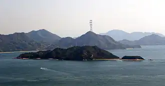 Vue de l'île depuis Kurotaki-yama. Le pylône de droite est le plus haut du Japon, avec 226&nbsp;m.