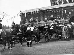 Un cortège royal devant l'ancienne gare de Jammu, dite Jammu-Bikram Chowk, aujourd'hui détruite.