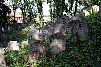 Un groupe de pierres tombales anciennes