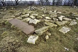 Ancien cimetière juif, classé, avec les stèles abattues pendant l'occupation nazie.