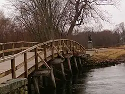 Le pont avec la statue du Minute Man.