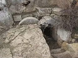 La tombe à meule, comme celle qui fermait l’entrée du tombeau de Jésus selon les évangiles synoptiques (Mt 27,57-60), était l’apanage de l'élite dirigeante. On n'en a retrouvé que dans quatre sépultures, toutes royales, datant de l'époque du Second Temple de Jérusalem, en particulier celle d'Hérode Ier le Grand. L'Évangile selon Matthieu pourrait donc chercher avant tout à marquer la royauté de Jésus de Nazareth par un motif puissant et évocateur pour les lecteurs de son temps : il fut enterré à la manière d'un roi.