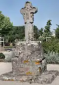 Croix dite d'Olemps, face est, en grès rose, dans le vieil Olemps. Datée du XVe&nbsp;siècle, classée monument historique, elle se serait trouvée à l'origine au pont de La Mouline sur l'Aveyron, au bas d'Olemps