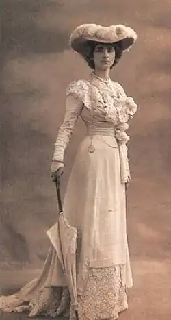 Olga de Meyer en blanc, avec une ombrelle, vers 1905, par Adolf de Meyer