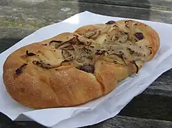 Fougasse aux oignons et olives.