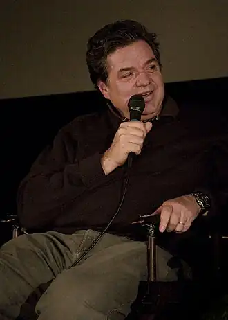 Oliver Platt interprète Dr&nbsp;Daniel Charles.