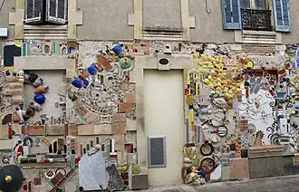 Façade décorée de tessons intégrés