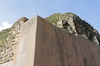 Appareil de mur cyclopéen à Ollantaytambo (1), d'origine peut-être préincaïque. Il s'agit de six grands monolithes de porphyre rouge, de plus de 3&nbsp;m de haut, taillés et étroitement jointoyés au moyen de pierres plus petites.