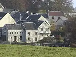 Maisons en pierres du pays.