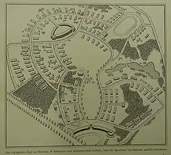 Carte à l’encre noire sur fond vert représentant une sorte de pentagone. Au centre, un grand parc, au sud une route bordée d'arbres. Les bâtiments, presque tous identiques, bordent des rues incurvées. Un étang est à l'est, ainsi que des forêts dans la partie sud du village olympique. Une grande arche marque l'entrée du village au nord. Au nord-est, on voit une piste d'athlétisme.