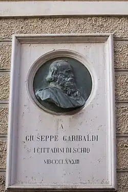Carlo Lorenzetti, Monument à Garibaldi, médaillon en bronze ornant la façade du palais Toaldi Capra à Schio, premier monument dédié à Garibaldi.