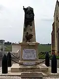 Le monument aux morts entre mairie et église (juin&nbsp;2013)