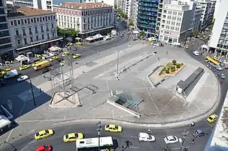 En 2011 : le Pentacycle (gauche), avec l'hôtel Bágkeion (arrière gauche) et l'hôtel Alexandre le Grand en face.