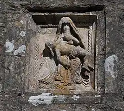Vierge de pitié, bas-relief classé, sur la façade occidentale de l’église.