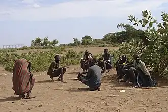 Les Anciens en palabre.