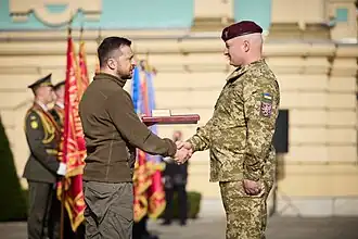 En 2022, le Président Zelensky, à gauche, lors de la Journée des défenseurs et défenseuses de l'Ukraine.