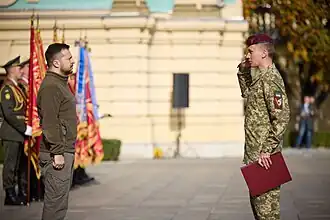 À gauche, le président Zelensky lors de la Journée des défenseurs et défenseuses de l'Ukraine  de 2022.