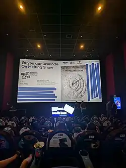 On Melting Snow a été projeté au Festival international du film documentaire de DokuBaku le 7 octobre 2024 et a remporté le Prix des Nations Unies sur le changement climatique 2024 à la COP29.