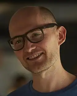 Description de l'image On set of McMafia with cast (cropped).jpg.