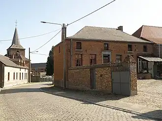 Rue des Juifs dans le centre du bourg, avec l’église Saint-Pierre au second plan.