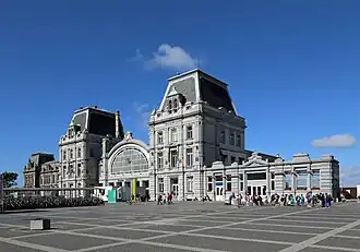 À gauche, la façade du hall démoli.