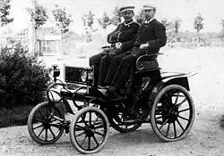 Heinrich Opel et le contremaître Sedlacek (au volant) sur une Opel Patentmotorwagen en 1899
