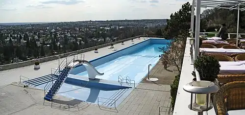 L'Opelbad (1934), à Nordost, quartier de Wiesbaden,