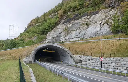 La Rv 70 et le tunnel d'Oppdølsstrand.