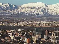 Au premier plan, la ville de Salt Lake City ; derrière, les montagnes enneigées du massif de l'Oquirrh.