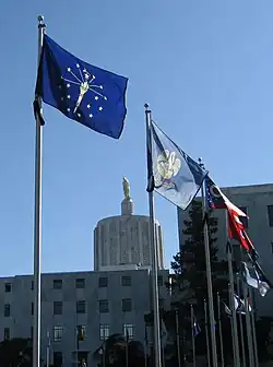 Drapeaux dans le jardin entourant le capitole.