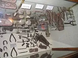 Photographie en couleurs d'objets récupérés à Oradour-sur-Glane et exposés au mémorial